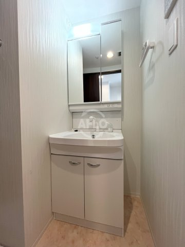 洗面設備　ワールドアイ大阪城EASTII　独立洗面台