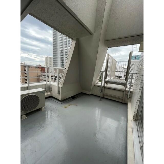 バルコニー　暖かな日差しのふりそそぐバルコニー