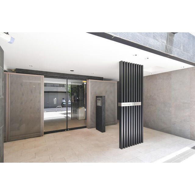 エントランス　落ち着いたエントランスです