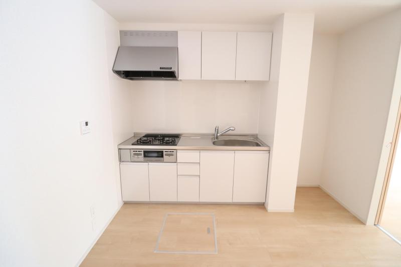 キッチン　3口コンロとグリル付きキッチン