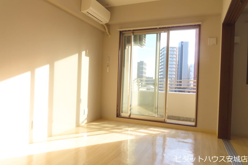 居室・リビング　同物件別部屋（反転タイプ）