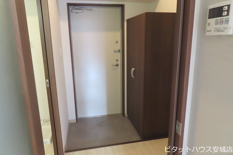 玄関　同物件別部屋（反転タイプ）