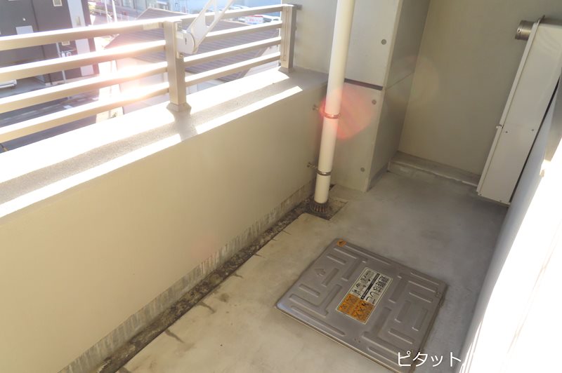 バルコニー　同物件別部屋（反転タイプ）