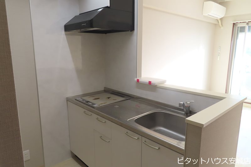 キッチン　同物件別部屋（反転タイプ）