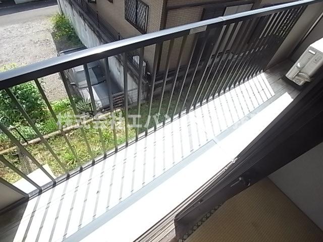バルコニー　暖かな日差しのふりそそぐバルコニー
