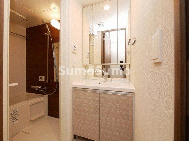 洗面設備　ゆったりとスペースのある洗面所