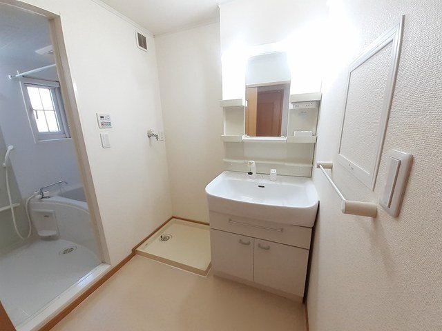 洗面設備　ゆったりとスペースのある洗面所