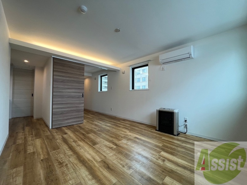 居室・リビング　木目のフローリングは落ち着きのある印象のお部屋になりますね。