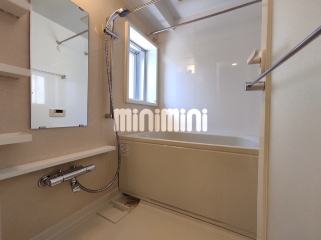 バス・シャワールーム　小窓付きで換気のしやすいバスルーム