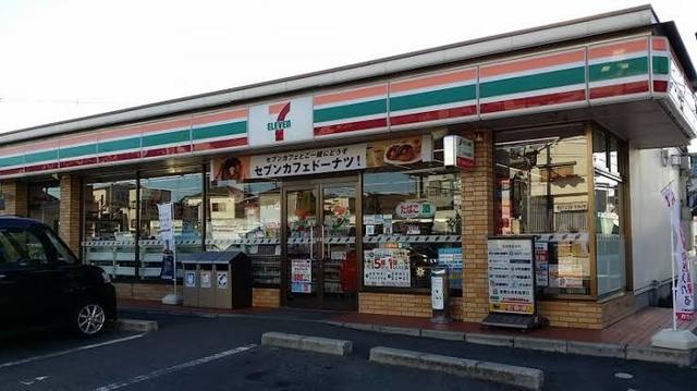 コンビニ　セブンイレブン堺八田北町店（コンビニ）まで725m