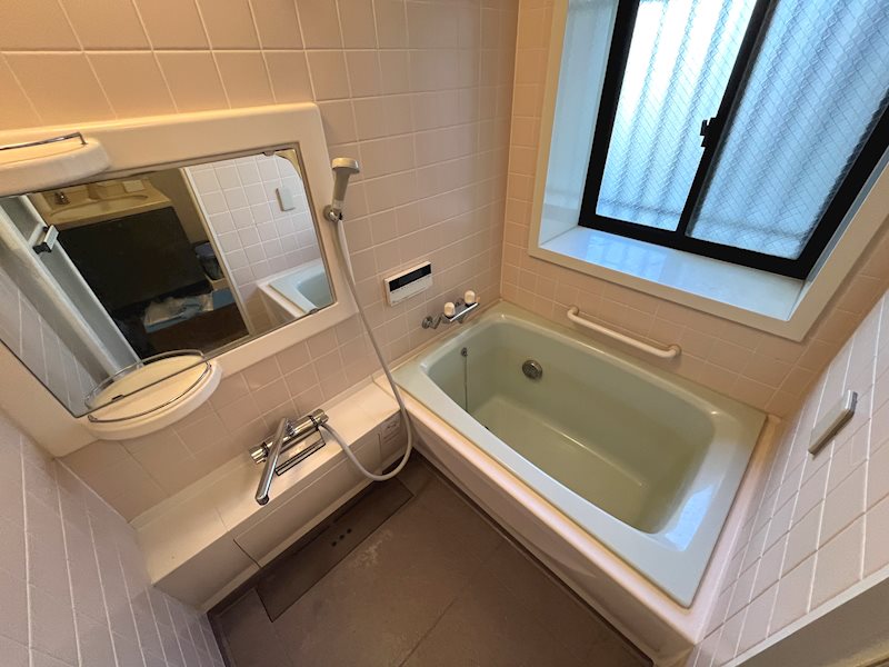 バス・シャワールーム　追焚機能がついた経済的なバス