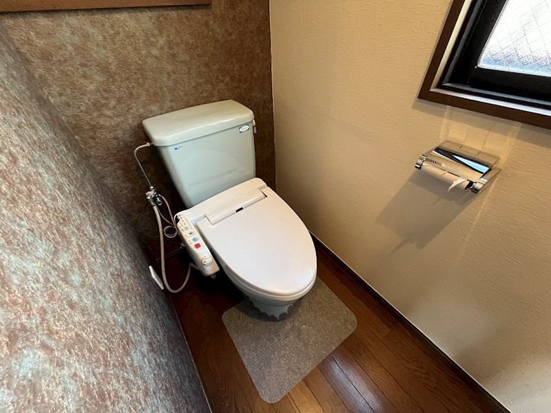 トイレ　温水洗浄便座は残置物です