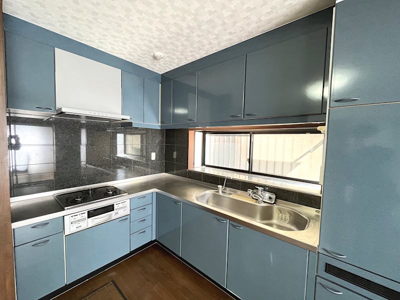 キッチン　収納キャビネットたっぷりのシステムキッチン