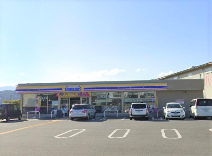 コンビニ　ミニストップ日高西芝店（コンビニ）まで280m