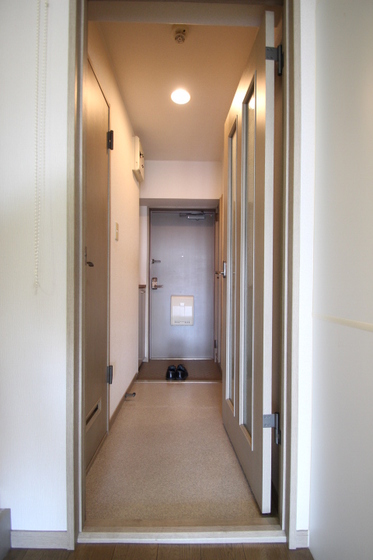 玄関　※別号室の参考写真になります