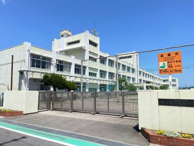 小学校　鈴鹿市立長太小学校（小学校）まで596m