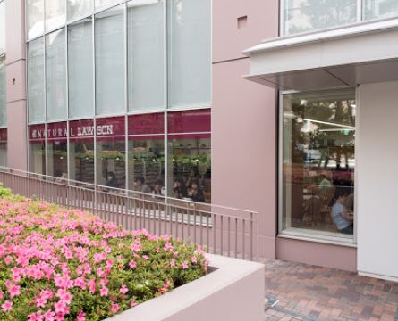 コンビニ　ナチュラルローソン 順天堂医院C棟店（コンビニ）まで300m