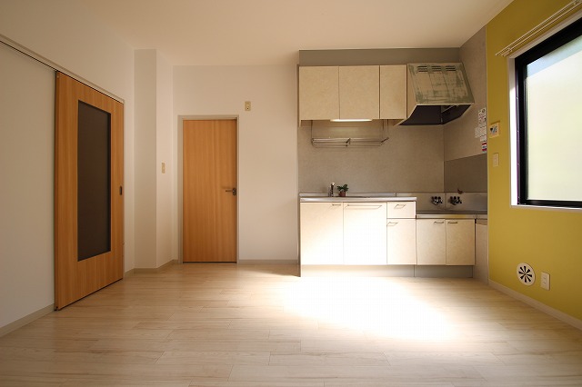 キッチン　別号室の写真です（反転）