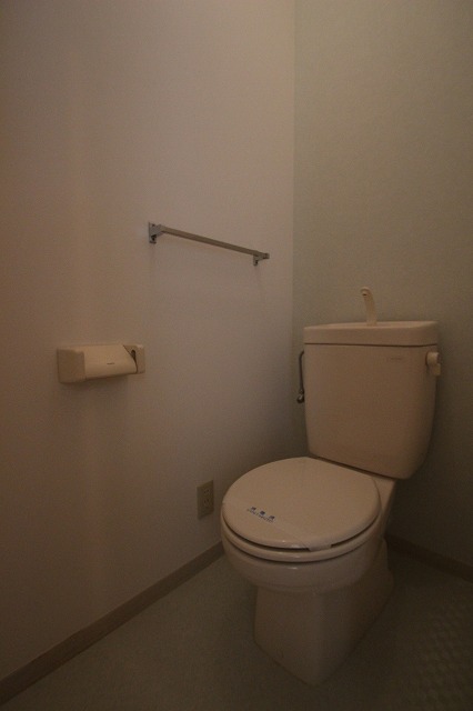 トイレ　別号室の写真です（反転）