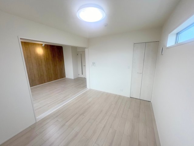 その他部屋・スペース　ゆとりのあるベッドルームで快適な睡眠をとってくださいね。