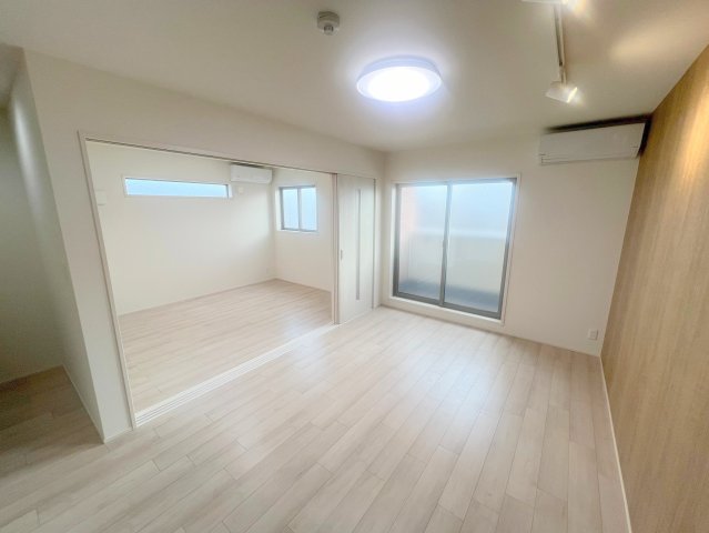 居室・リビング　明るく広々としたリビングです。