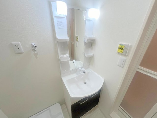 洗面設備　身支度が出来る独立洗面台です。