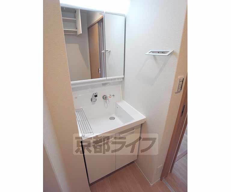 洗面設備　大きな鏡の洗面台・