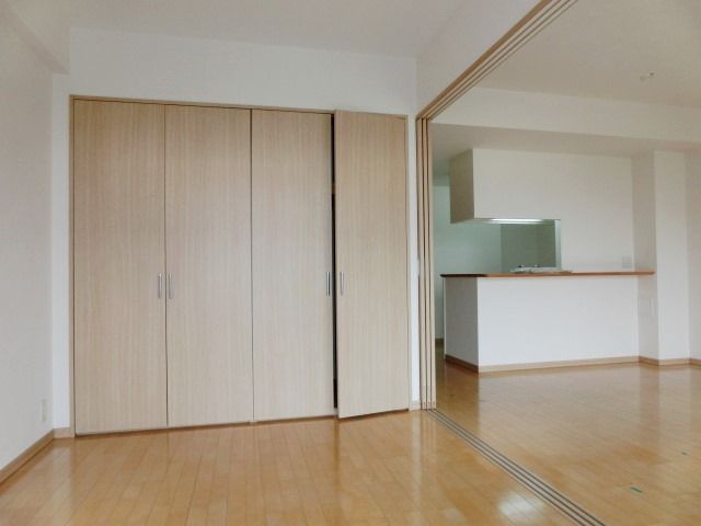 その他部屋・スペース　バルコニー側の洋室５帖