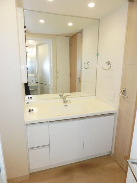 洗面設備　大きな鏡の洗面台