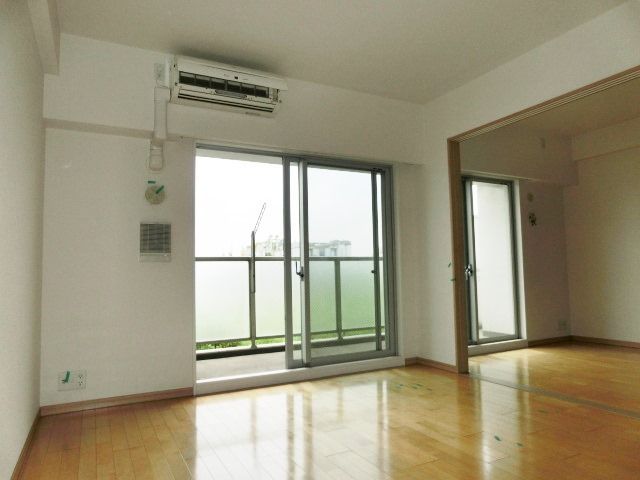 居室・リビング　エアコン完備、日当たり良好リビング