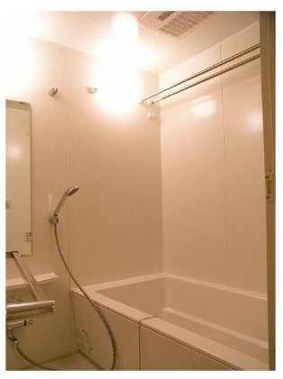 バス・シャワールーム　追い焚き機能、浴室乾燥機付きバス。