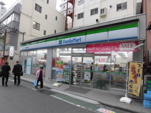 コンビニ　ファミリーマート（コンビニ）まで305m