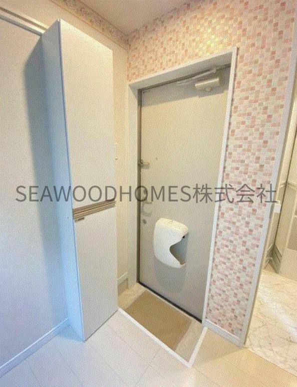 玄関　ドアを開ければ、明るく清潔な空間がお出迎え。