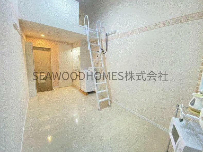 居室・リビング　空間を立体活用！「寝る場所」と「くつろぐ場所」を分離。