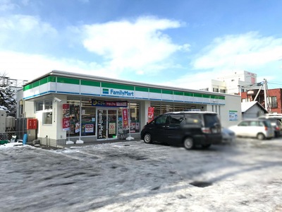 コンビニ　ファミリーマート札幌旭町7丁目店（コンビニ）まで356m