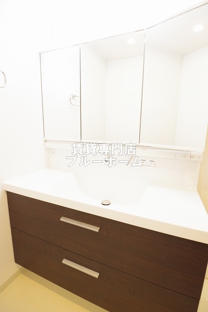洗面設備　収納付き三面鏡独立洗面台！