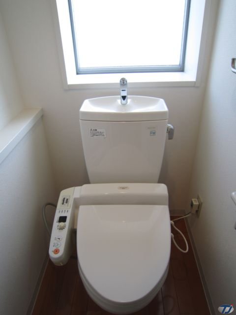 トイレ　同物件、別号室のものです。