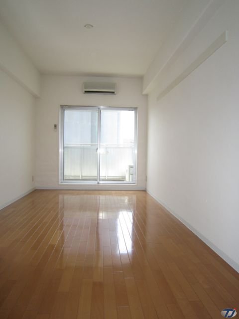 居室・リビング　同物件、別号室のものです。