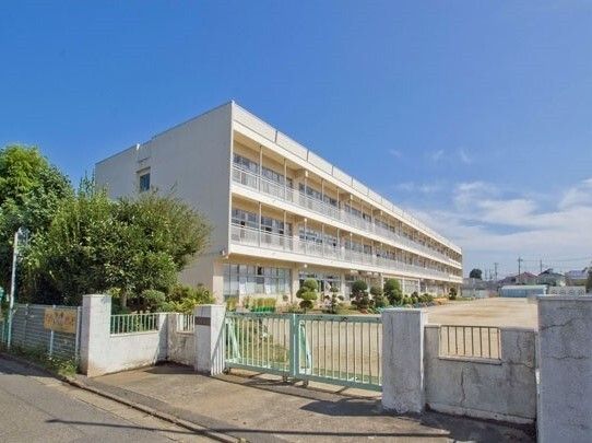 小学校　桶川市立桶川西小学校（小学校）まで690m