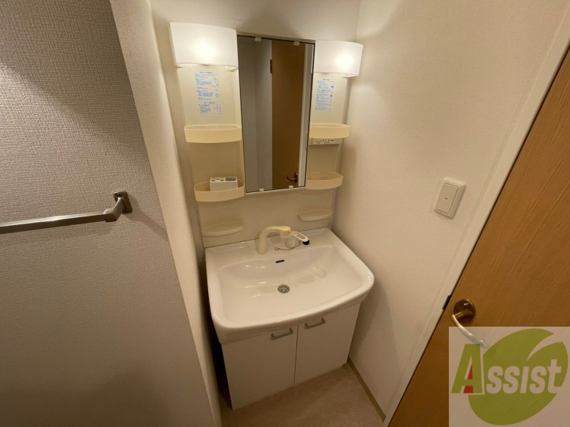 洗面設備　独立洗面台です。大きくてよいですね。シャンプーもできます。