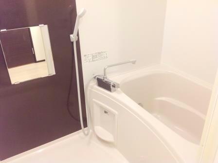 バス・シャワールーム　鏡付きで壁もオシャレです！