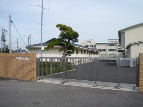小学校　弥富市立日の出小学校（小学校）まで708m