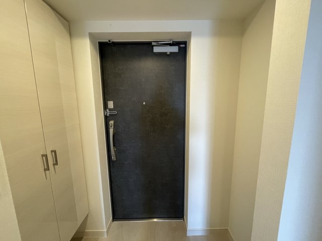 玄関　同マンション反転タイプの部屋写真