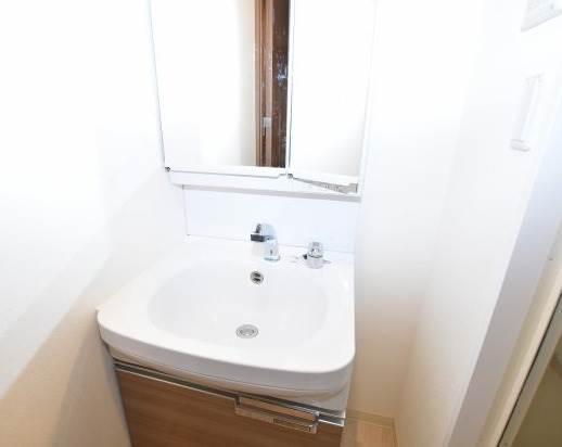 洗面設備　独立洗面台、朝の身支度には欠かせません