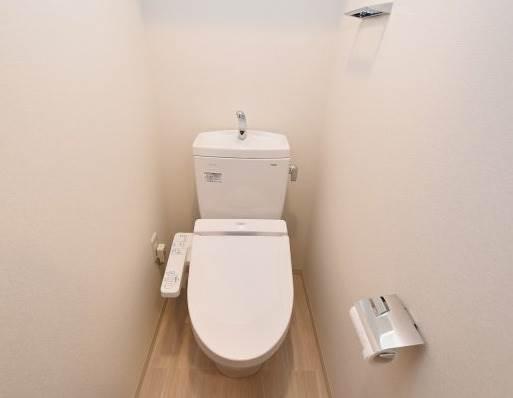 トイレ　落ち着いた色調のトイレです