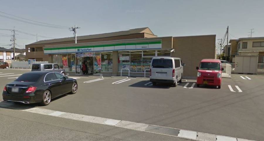 コンビニ　ファミリーマート（コンビニ）まで305m