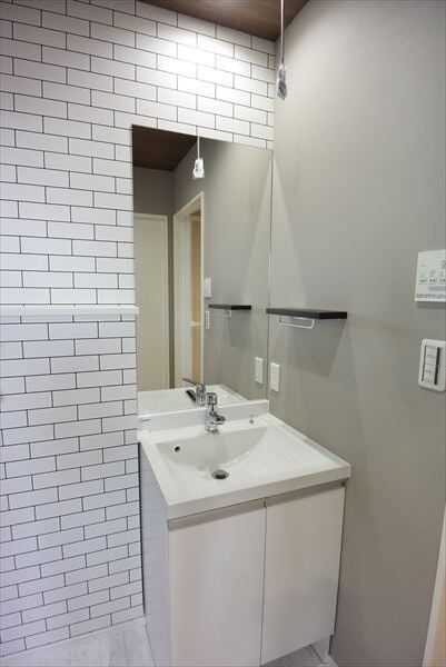 洗面設備　明るい洗面所です