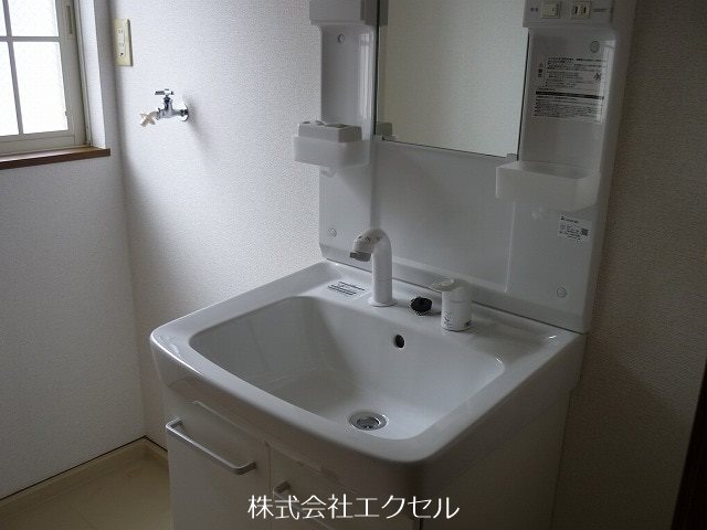 洗面設備　シャワー付き洗面化粧台です。