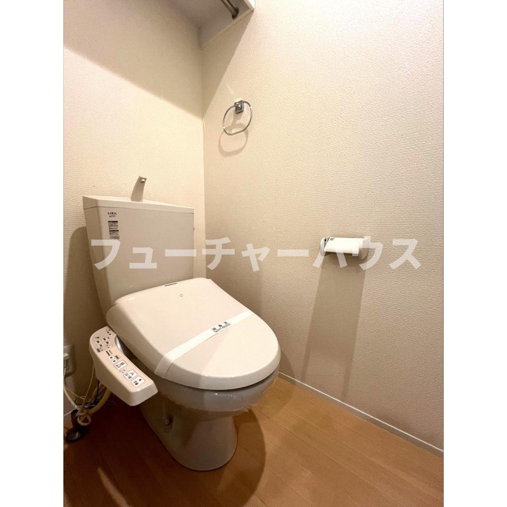 トイレ　落ち着いた色調のトイレです