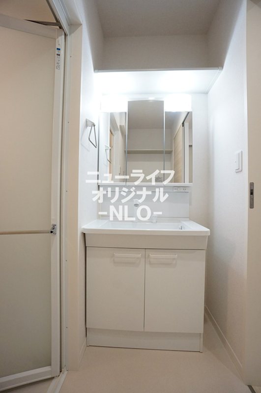洗面設備　シャワー付き洗面台で朝の支度も楽にできます☆